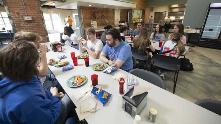 students eating in the Grizzly Bite