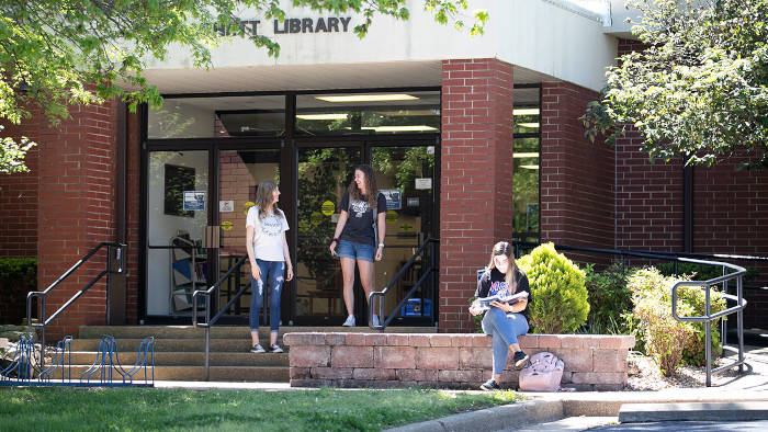 three students outside Garnett Library